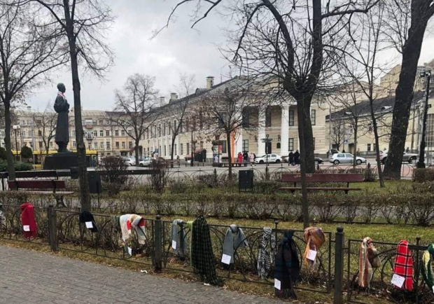 На Подоле в Киеве завязали шарфы на заборах в рамках акции Красного Креста. 