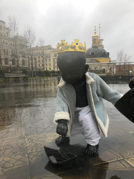 К Новому году преобразился памятник малышам-основателям Киева на Подоле