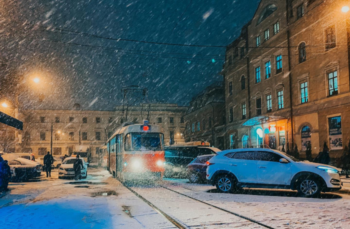 В Киеве начался снегопад и вид улиц преобразился.