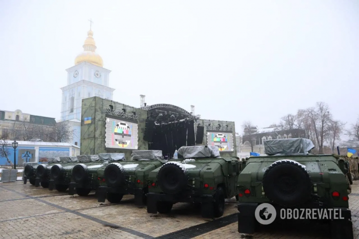 На Михайловскую площадь съехалась военная техника.
