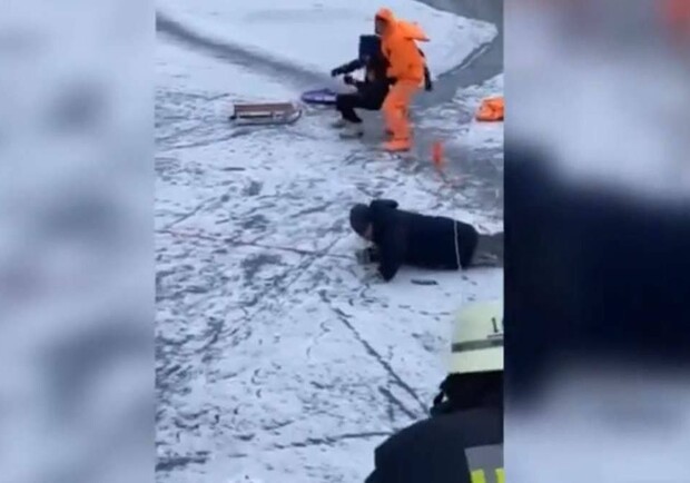 На озере Тельбин женщина во время катания на коньках провалилась под лед 
