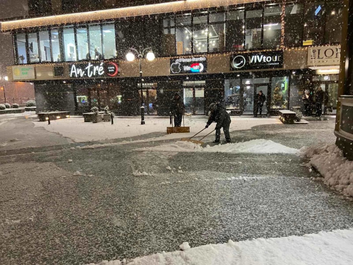 В Киеве начался снегопад и вид улиц преобразился.