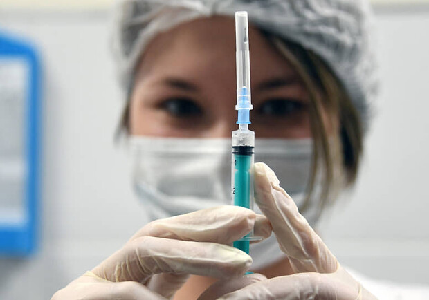 В МОЗ разъяснили, когда вакцинироваться переболевшим коронавирусом. 