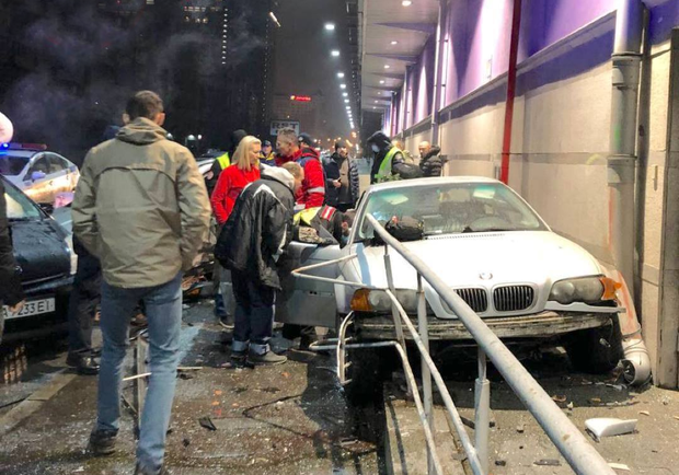 В Киеве водитель влетел в припаркованные машины и врезался в ТРЦ. 
