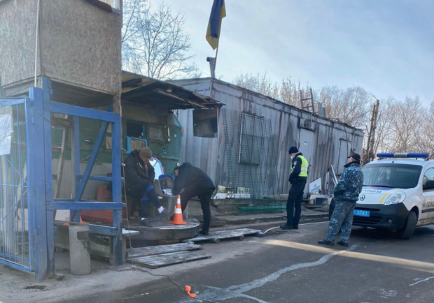 В Киеве мужчина устроил стрельбу на мусорном полигоне и ранил охранника. 