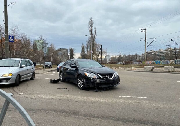 В Киеве из-за ДТП пассажирка такси разбила головой стекло. 
