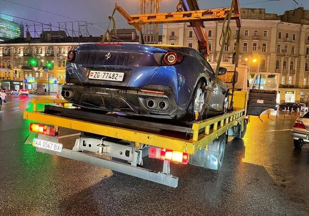В Киеве эвакуировали Ferrari на швейцарских номерах на нарушение ПДД. 