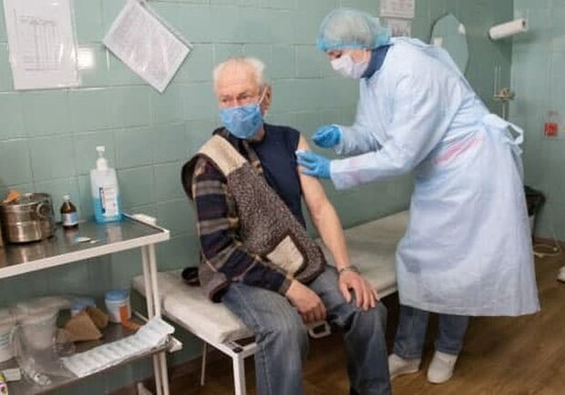 Украинцам старше 60 лет разрешили бустерную прививку против COVID-19. 