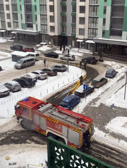 На Сырце припаркованные автомобили преградили путь пожарным к горящей машине