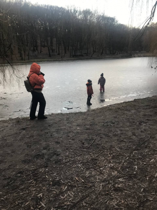 В Киеве люди ходят по льду, несмотря на потепление.
