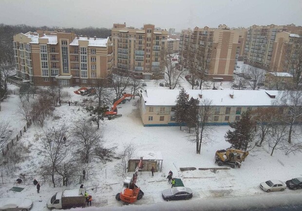На территории Феофании в Киеве ради ЖК сносят общежитие, где живут люди. 