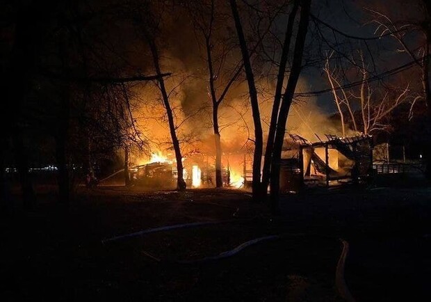 В Киеве на Трухановом острове ночью горел комплекс ЮБК. 
