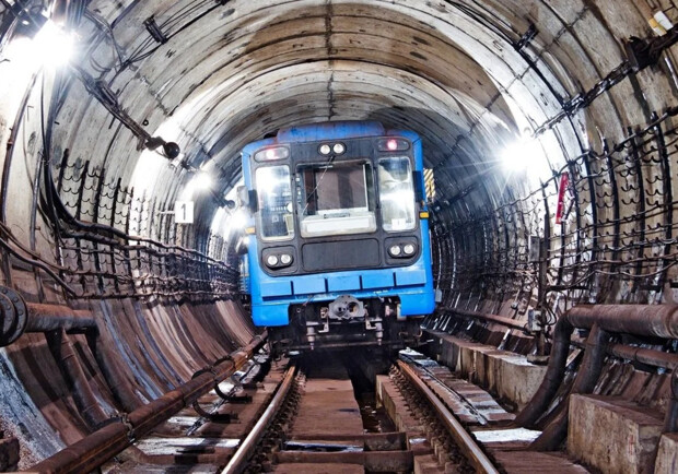В Киеве из-за пьяного мужчины остановилось движение поездов метро. 