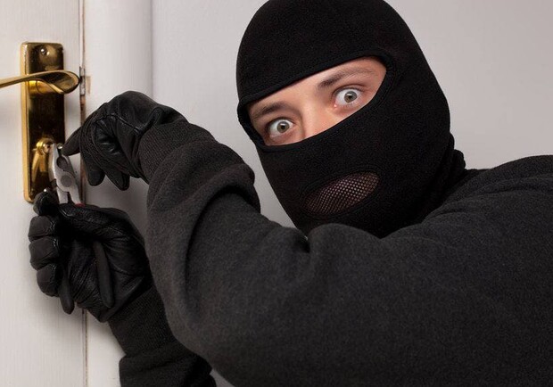 В Киеве полиция ищет владельцев вещей, которые нашли дома у серийного вора. 