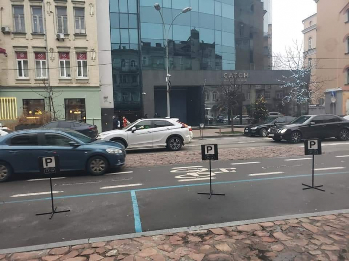 Один из киевских ресторанов приспособил велодорожку под собственную парковку