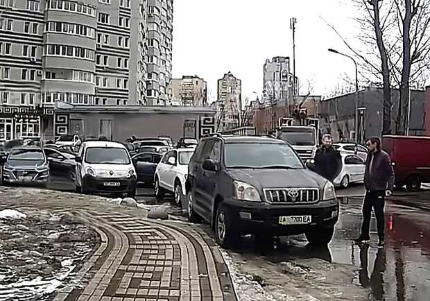 В Киеве проверят патрульных, которые отпустили мужчину, избившего прохожего. 