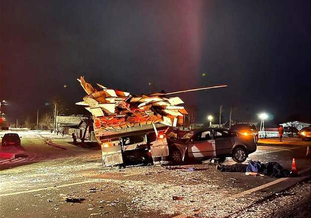 Под Киевом легковушка влетела в грузовик: есть погибший. 