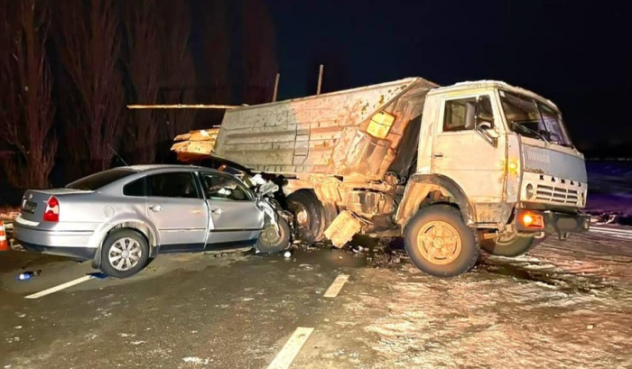 Под Киевом легковушка влетела в грузовик.