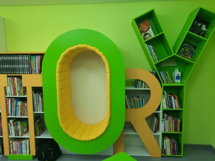 В школе на Оболони открыли современный библиотечный хаб.