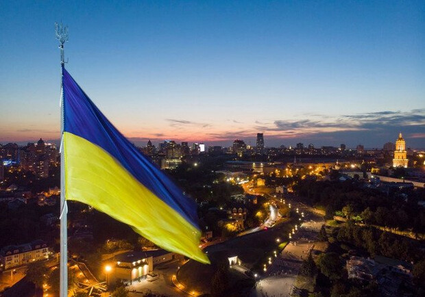 В Киеве приспустили главный флаг Украины: в чем причина. 