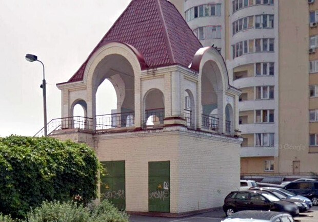 В Киеве хотели незаконно обустроить магазин с кафе на крыше подстанции. 