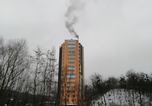 На Сырце жители высотки отапливают квартиры дровами: в чем причина 