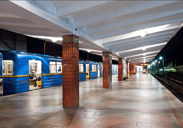 В Киеве на станции метро "Гидропарк" двое мужчин ограбили пассажира. 