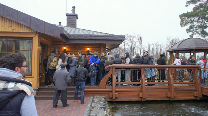 Ровно 8 лет назад: Янукович сбежал из своей резиденции "Межигорье" и туда впервые попали простые украинцы.
