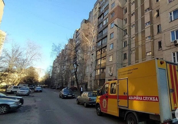 В Киеве девушка нашла на балконе тело матери, залитое бетоном. 