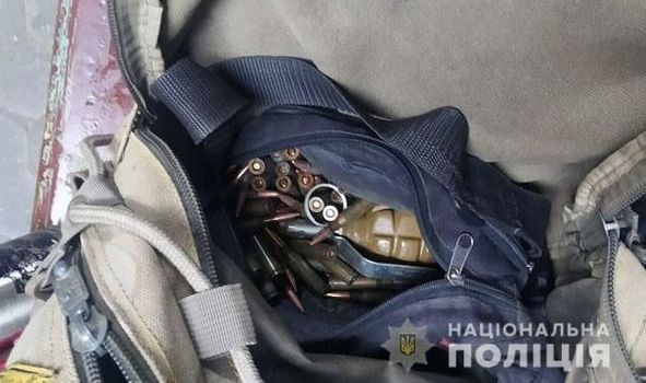 В киевском метро полиция задержала пассажира с боеприпасами - фото: facebook.com/UA.KyivPolice/