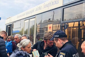 В Запорожье приехала колонна эвакуированных с завода &quot;Азовсталь&quot; в Мариуполе фото 3