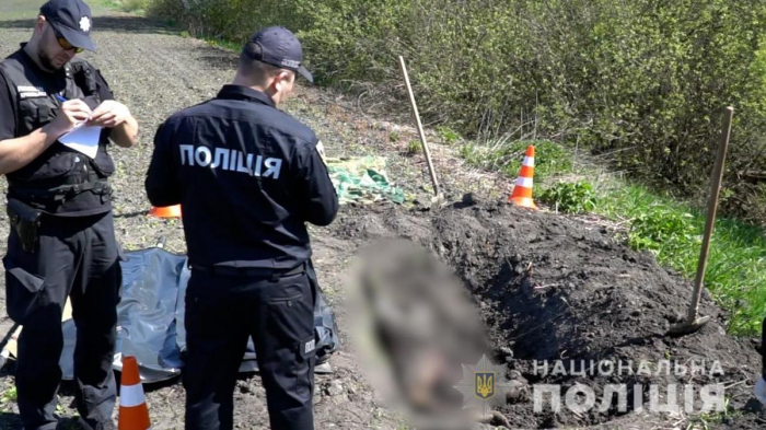 На Киевщине нашли братскую могилу с мирными жителями, среди которых был иностранец.