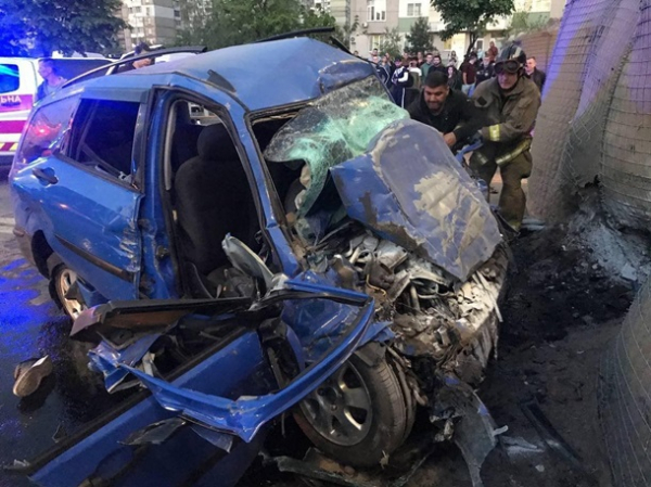 В Киеве авто на скорости врезалось в блок-пост