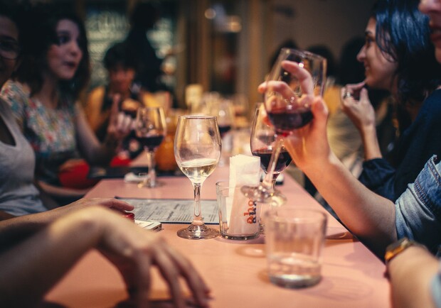 В ресторанах и кафе Киева увеличили время продажи алкоголя. 
