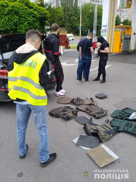 В Киеве мошенник продавал волонтерам некачественные бронежилеты.