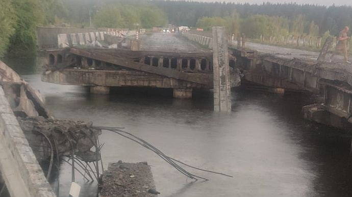 В Демидове из-за непогоды разрушен мост: есть пострадавшие.