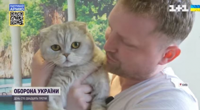 В Киеве патрульные помогли мужчине спасти кота во время комендантского часа фото 1