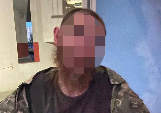 В Киеве нетрезвый мужчина избил охранника на территории ЖК. 