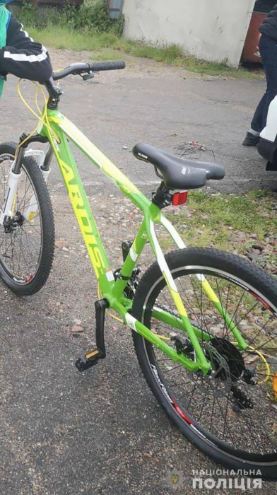 На Борщаговке у 10-летнего ребенка украли велосипед, пока он играл на улице.
