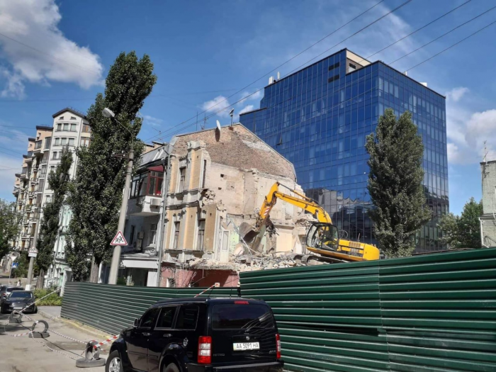 На Подоле вновь пытаются незаконно демонтировать историческое здание.
