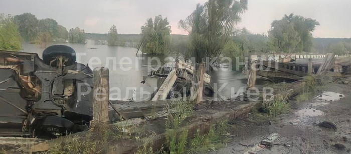 В Демидове из-за непогоды разрушен мост: есть пострадавшие.