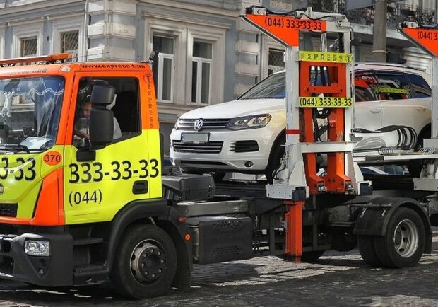 В Киеве вернули эвакуацию авто за нарушение парковки 