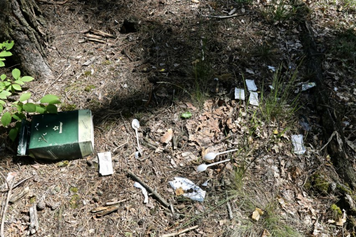 Остатки сухпайка и пластиковых приборов солдат РФ возле места убийства.