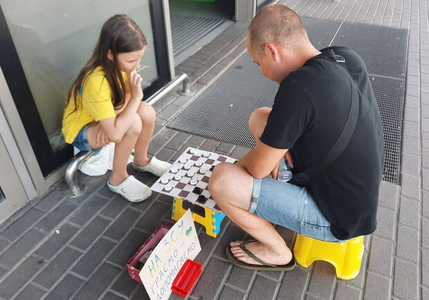 На Позняках девочка собирает деньги для ВСУ, играя с киевлянами в шашки. 