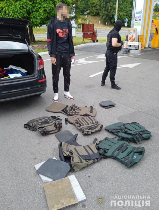 В Киеве мошенник продавал волонтерам некачественные бронежилеты.