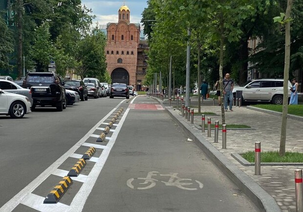 В Киеве велополосу у Золотых ворот оградили пластиковыми бортами 