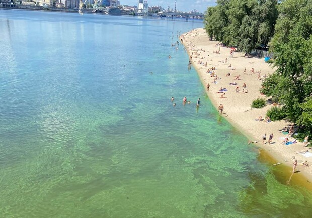 В Киеве позеленела река Днепр 