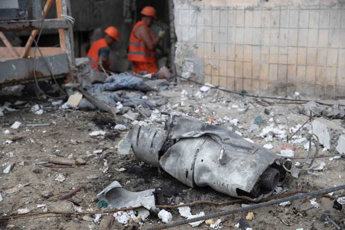 На Оболони восстанавливают поврежденное здание от обстрелов РФ: как проходят работы.