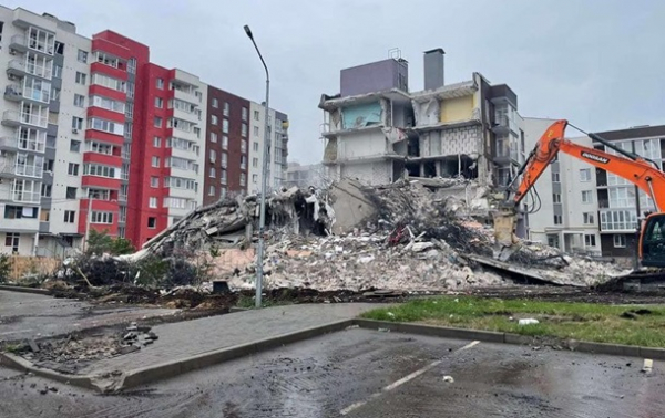 В Буче демонтировали обстрелянный РФ жилой дом