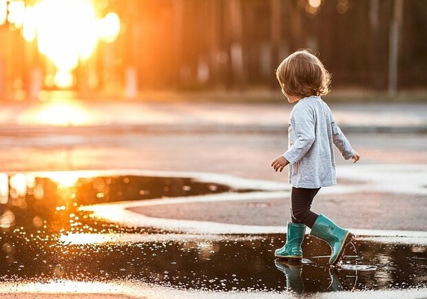 В Киеве автомобиль сбил 4-летнюю девочку 